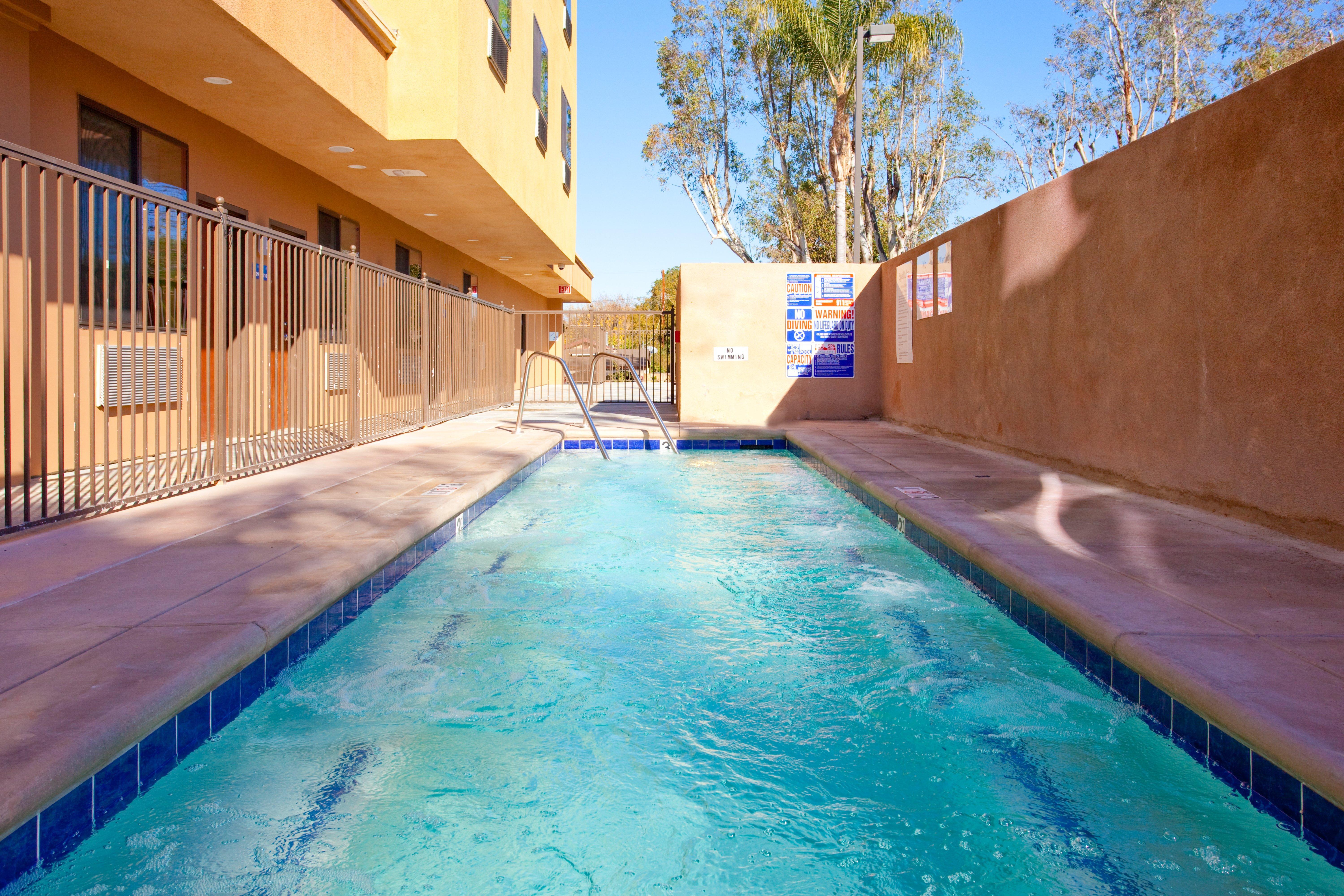 Holiday Inn Express Hotel & Suites Woodland Hills By Ihg Los Angeles Exterior foto